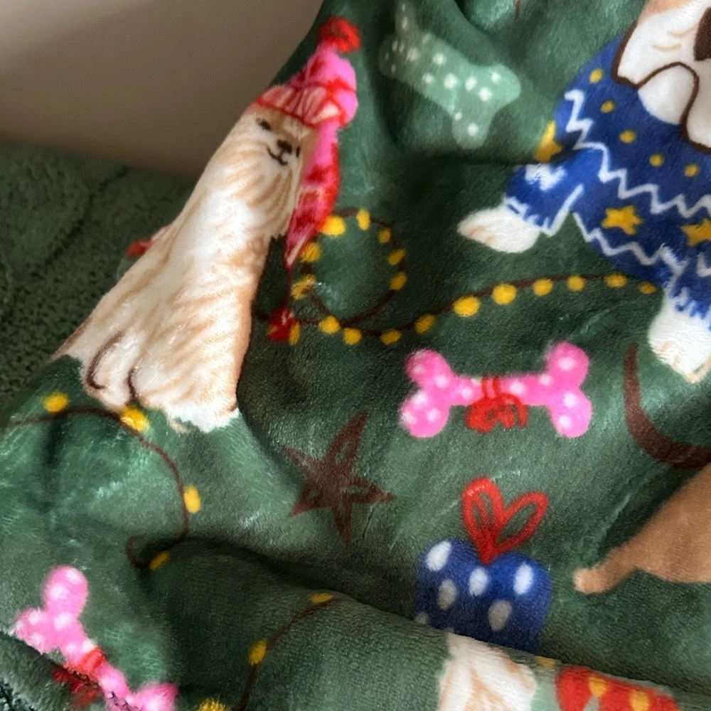 Envogue Holiday Christmas Festive Dog Plush Throw Blanket Oversized NEW!